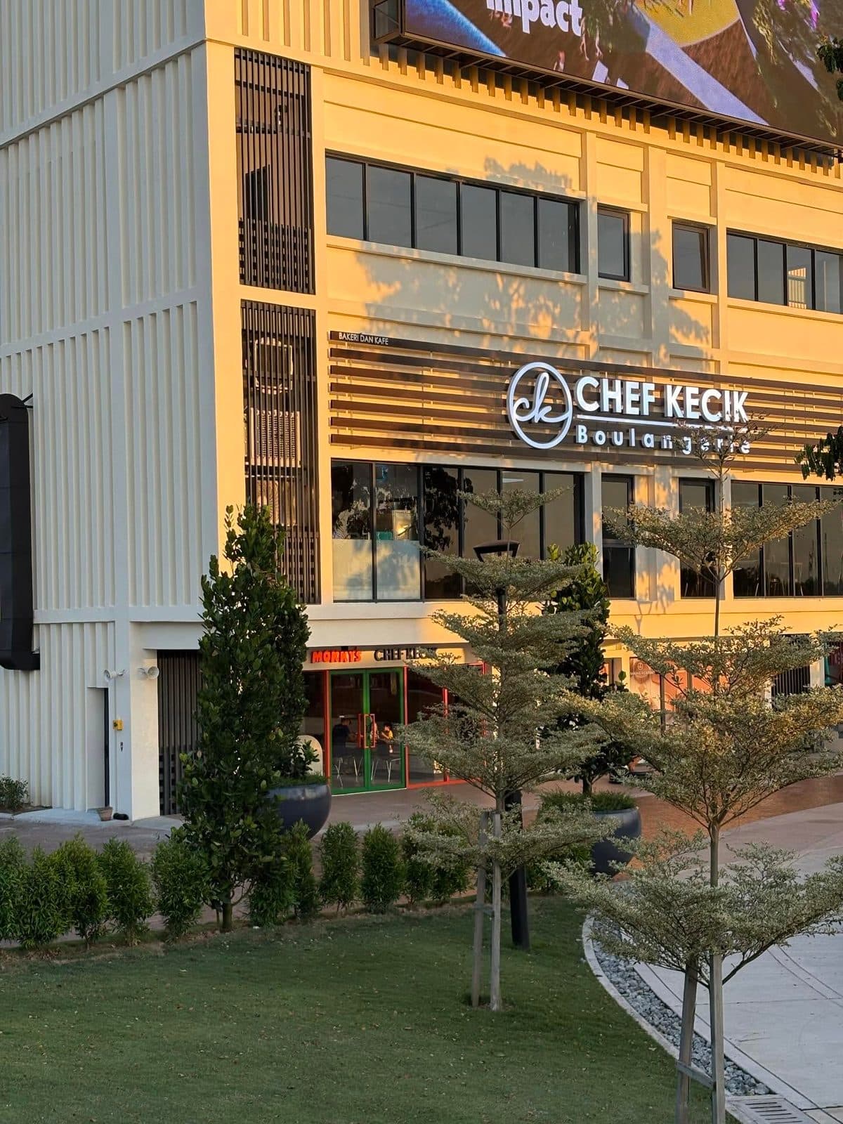 Mokky's Eco Majestic storefront